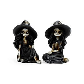 Figura de Chica Esqueleto sentada con Sombrero de Bruja 